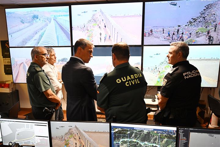 Pedro Sánchez con representantes de las Fuerzas y Cuerpos de Seguridad del Estado en la frontera del Tarajal, en Ceuta, el 31 de julio de 2026.