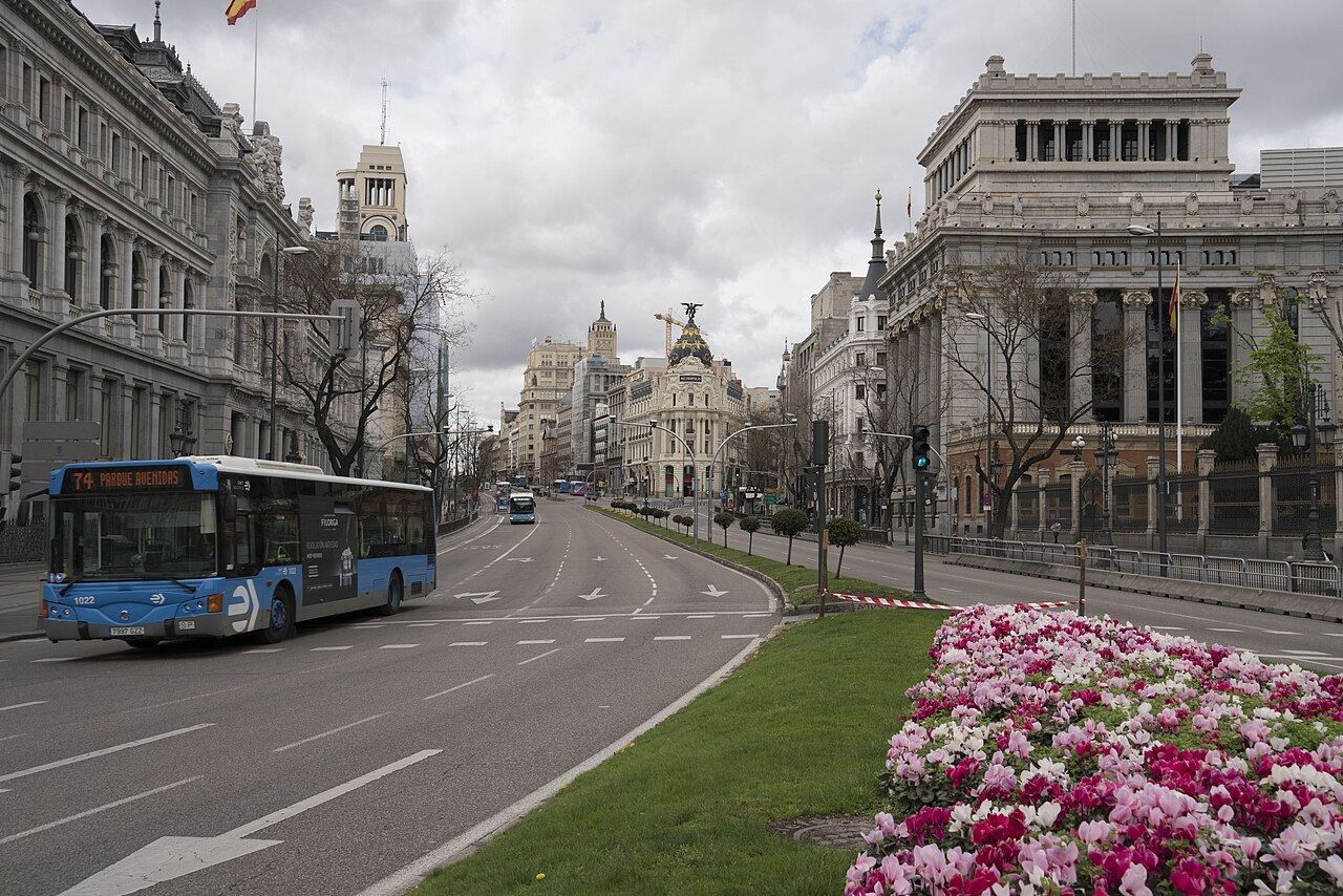 Calle de Alcalá, en Madrid, vacía durante el confinamiento domiciliario del 22 de marzo de 2020.