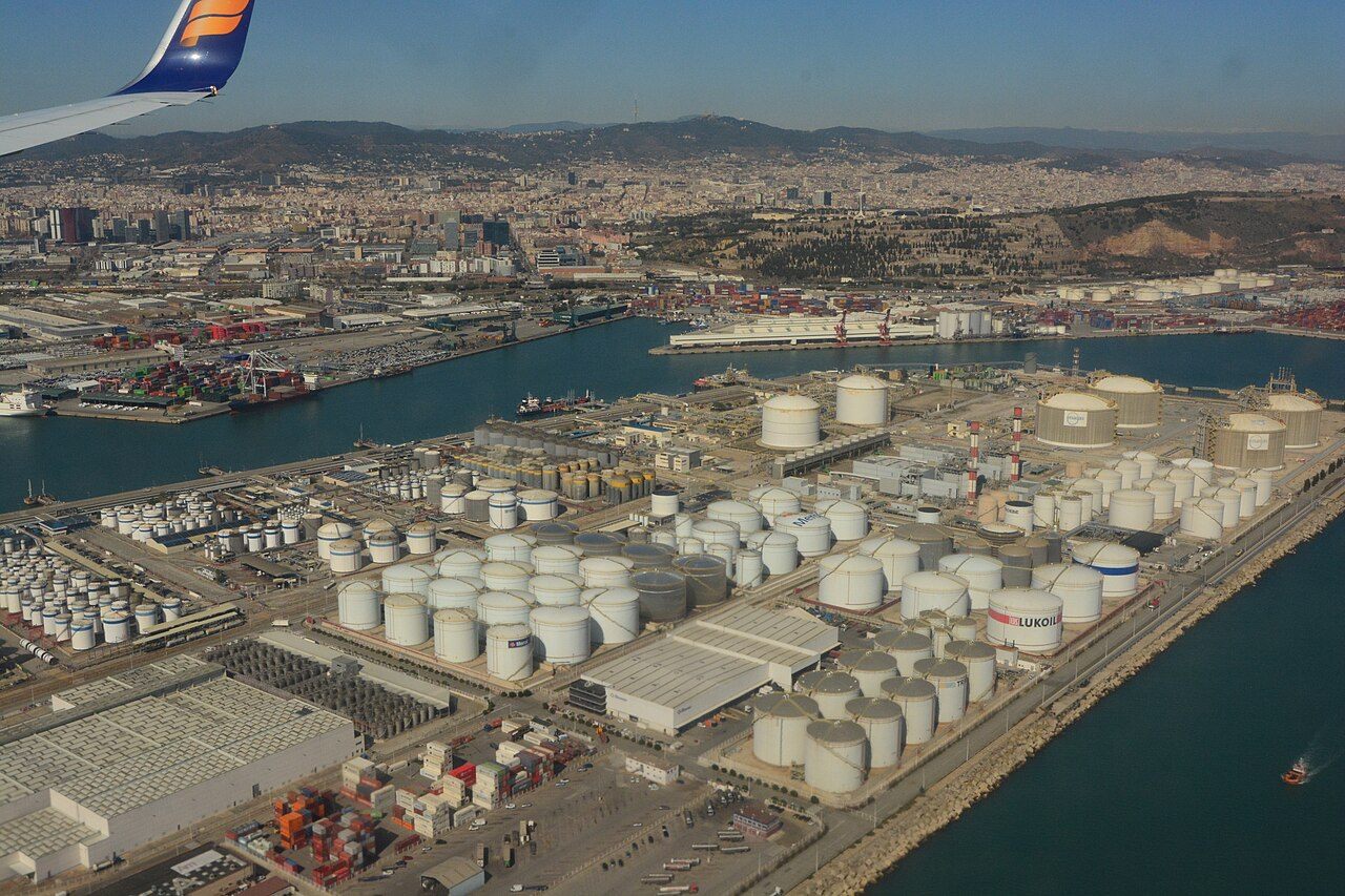 Vista aérea de la zona de almacenamiento de petróleo del puerto de Barcelona, sector afectado por la trama de fraude investigada.