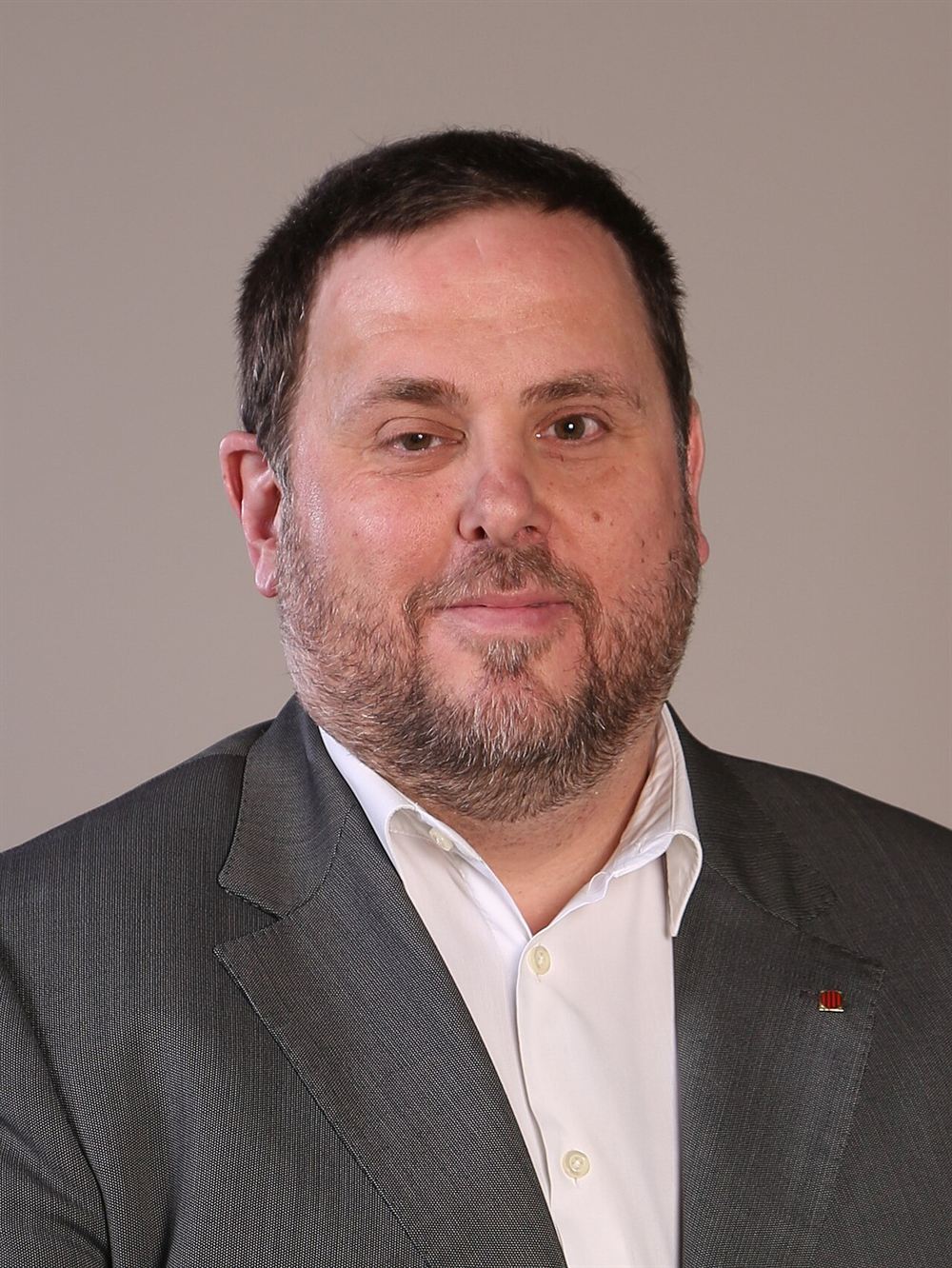Oriol Junqueras, vicepresidente de la Generalitat de Cataluña, en su retrato oficial; fue el líder independentista condenado a la pena más alta por el Tribunal Supremo en 2019.