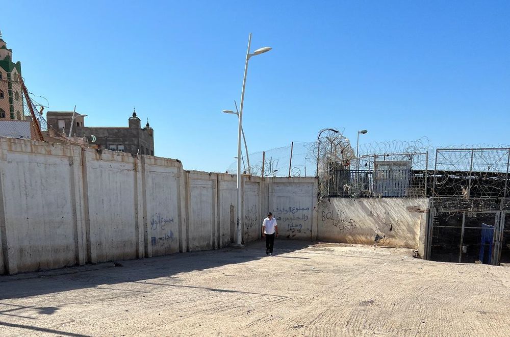 Patio del paso fronterizo del Barrio Chino, entre Nador y Melilla, escenario de la avalancha del 24 de junio de 2022.