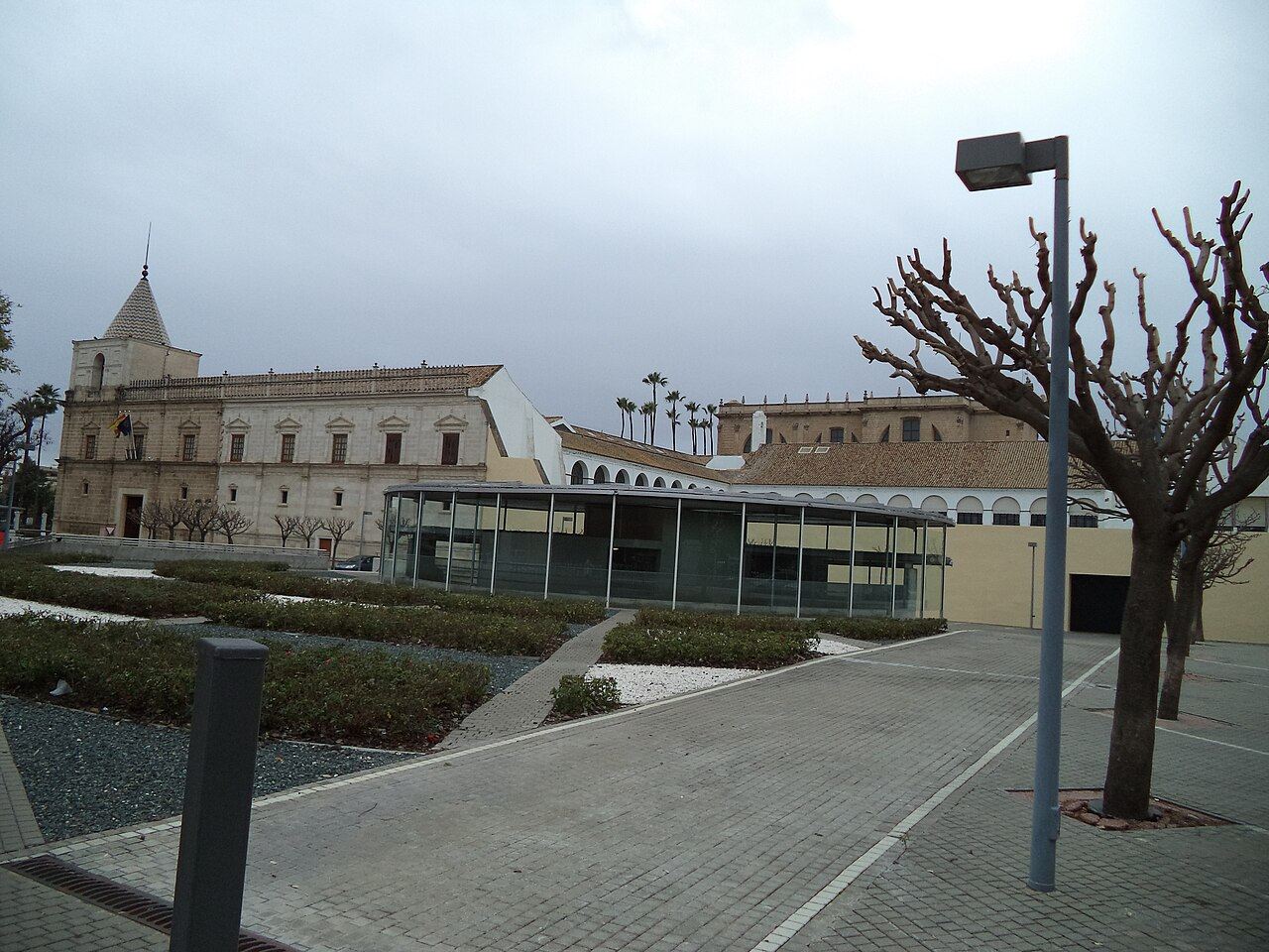Fachada este del Parlamento de Andalucía, sede del antiguo Hospital de las Cinco Llagas, en Sevilla.